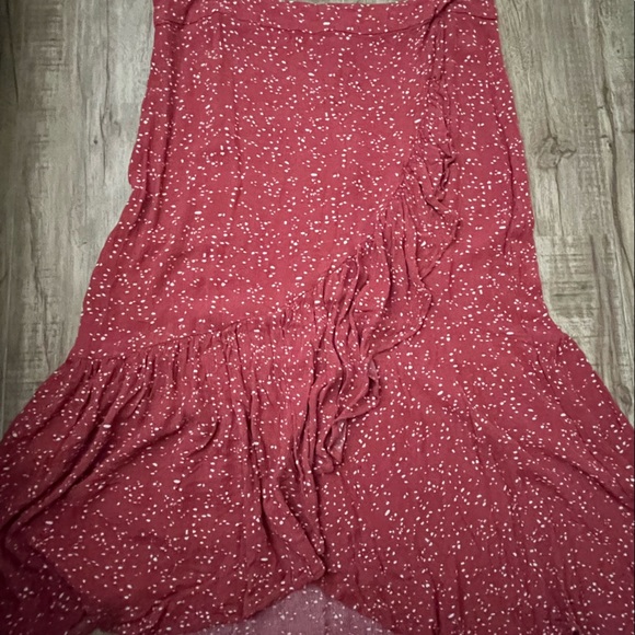 High waisted asymmetrical skirt. - Picture 3 of 3